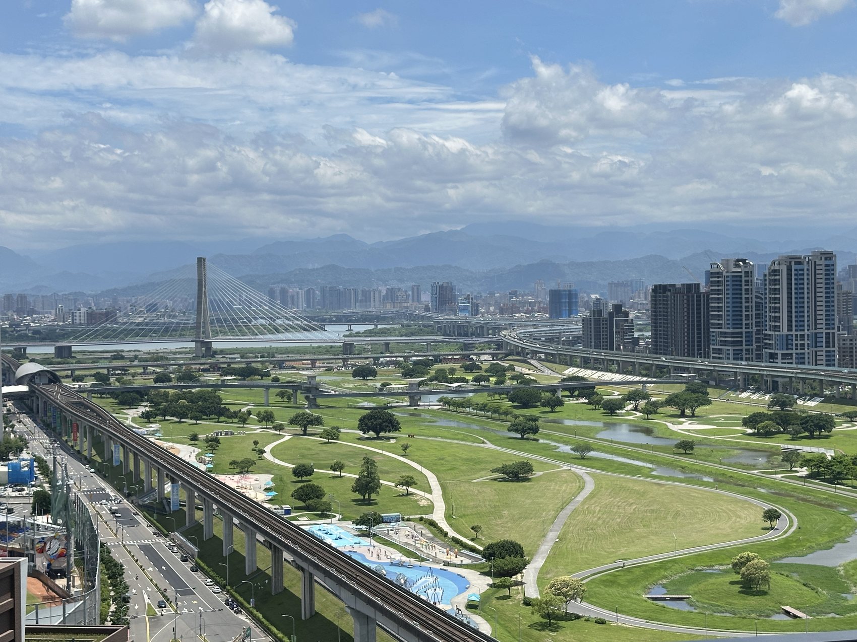 森大高樓層眺望新北大都會公園與河岸